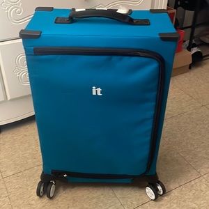 it luggage MaXpace 22" Softside Spinner Carry-On Luggage